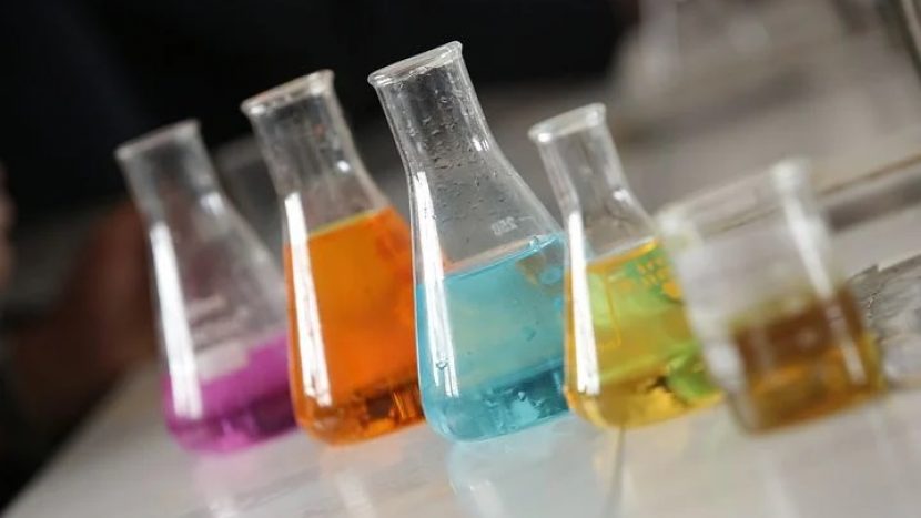 Chemie-docente Geerke Floor geeft afstandsonderwijs zonder practicum