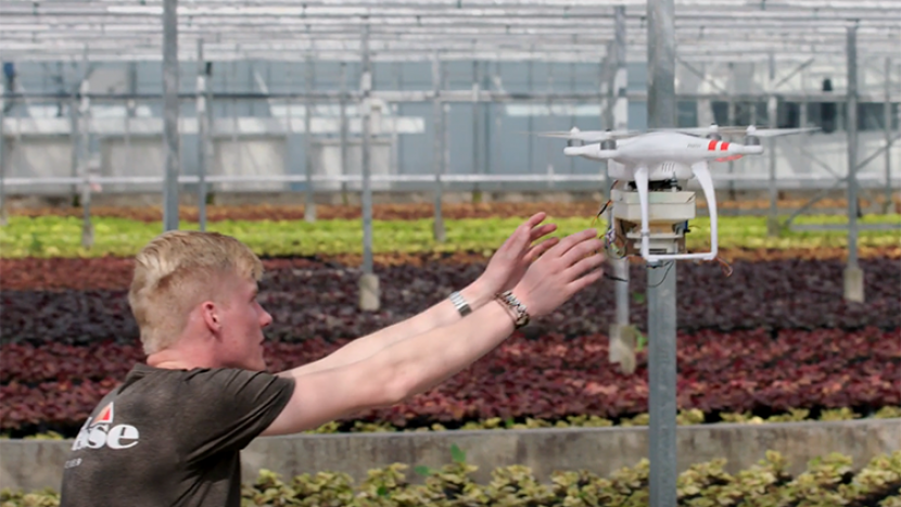 Studenten ontwikkelen drone die gewassen beschermt