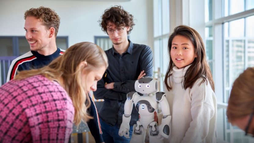 Studenten programmeren robots voor kinderen in het wilhelmina kinderziekenhuis