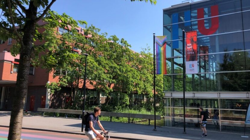 Hogeschool Utrecht hijst Pride vlaggen: “Een mooi, zichtbaar beeld van acceptatie”