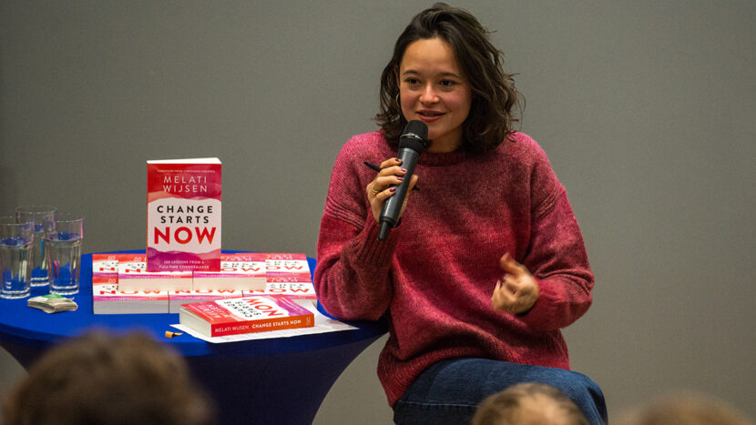 Changemaker Melati Wijsen deelt ervaringen met studenten