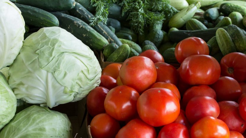 Order a vegetable bag with local fruit and vegetables