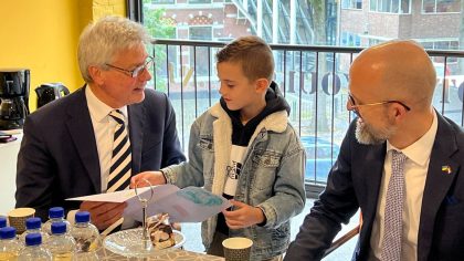 Ambassadeur Oekraïne bezoekt vluchtelingenopvang Amersfoort: ‘Ik wil ze leren kennen’
