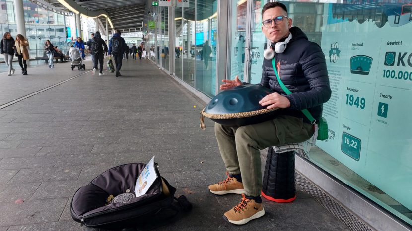 Sergey (35) had een succesvol bedrijf in Oekraïne, maar is nu straatmuzikant