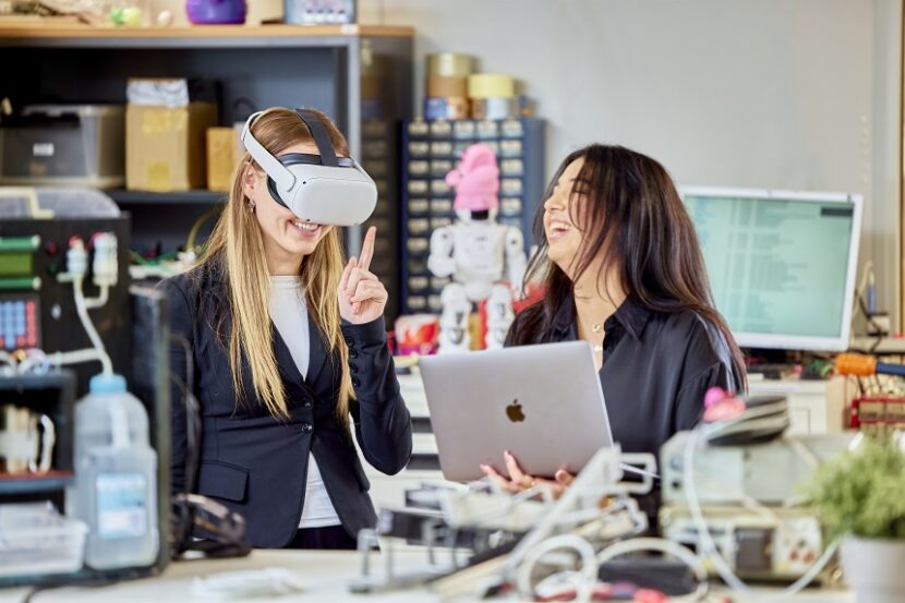 Met vr bril HBO-ICT-Voltijd voor de site