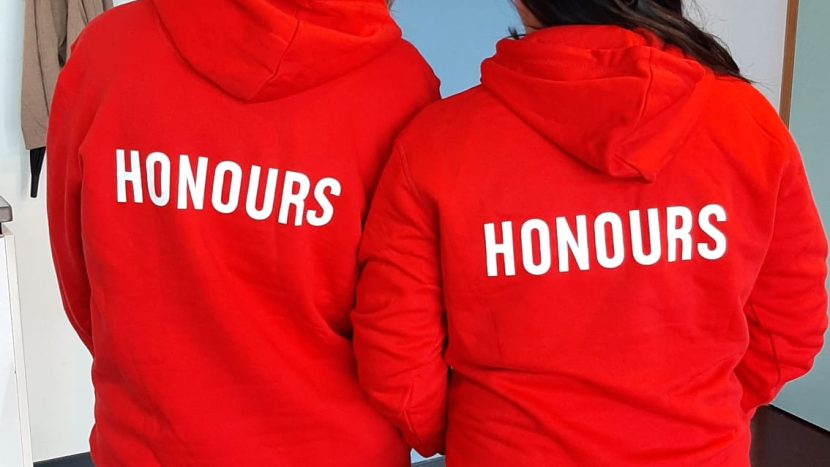 Honours hoodie hier verkrijgbaar!