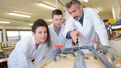 OU-masterstudente doet onderzoek naar begeleiding in hybride leeromgevingen