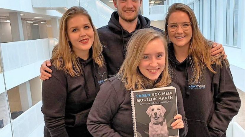 Junior adviseurs schrijven brief aan cursisten Bultermekke Assitancedogs